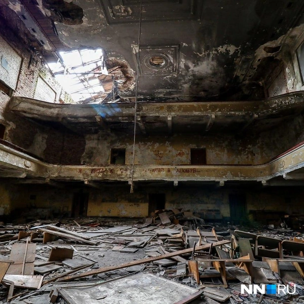 Стены и потолок заметно осыпались | Источник: Наталья Бурухина / NN.RU