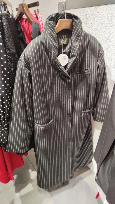 Пальто в полоску&nbsp;— для самых смелых | Источник: «На модных щах» / Telegram