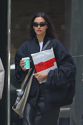 Идеально для прогулки: Ирина Шейк оделась в стиле андеграунд | marieclaire.ru