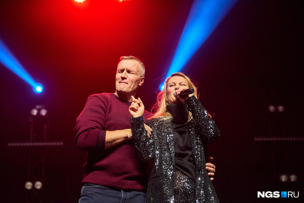 Певица смело пригласила мужчину из толпы на сцену  | Источник:  Александр Ощепков / NGS.RU 