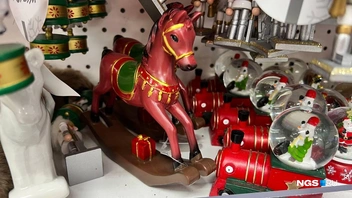 Некотоыре игрушки буквально переносят покупателей в детство | Источник: Настасья Медведева / NGS.RU