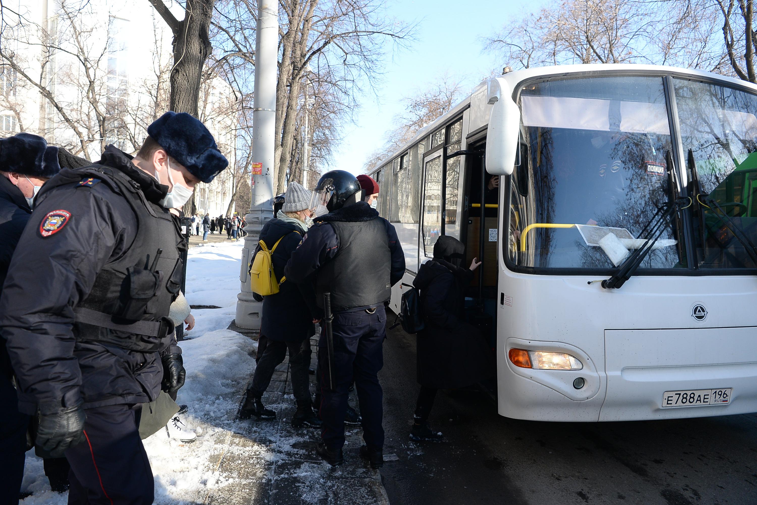 Новости екатеринбурга задержали. Полицейские автобусы на митинге. Целый автобус. Екатеринбург новости дня. Новости Екатеринбурга на сегодня.