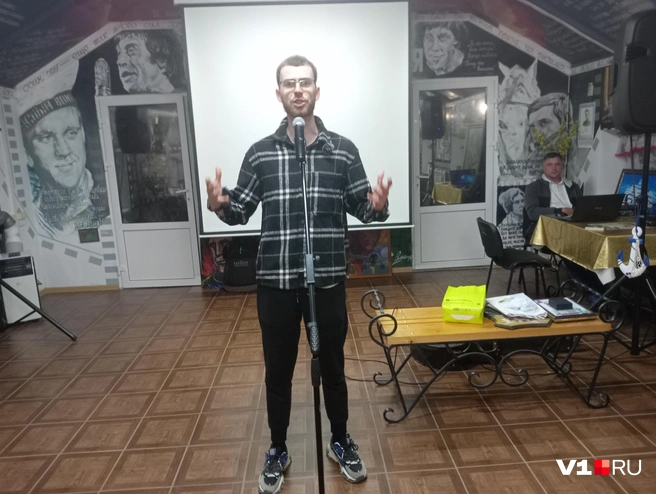 Иван Корецкий спел «Их восемь&nbsp;— нас двое» почти как автор | Источник: Александр Литвинов / V1.RU