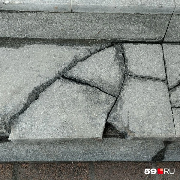 Ступеньки тоже растрескались | Источник: Ольга Якунчева / 59.RU