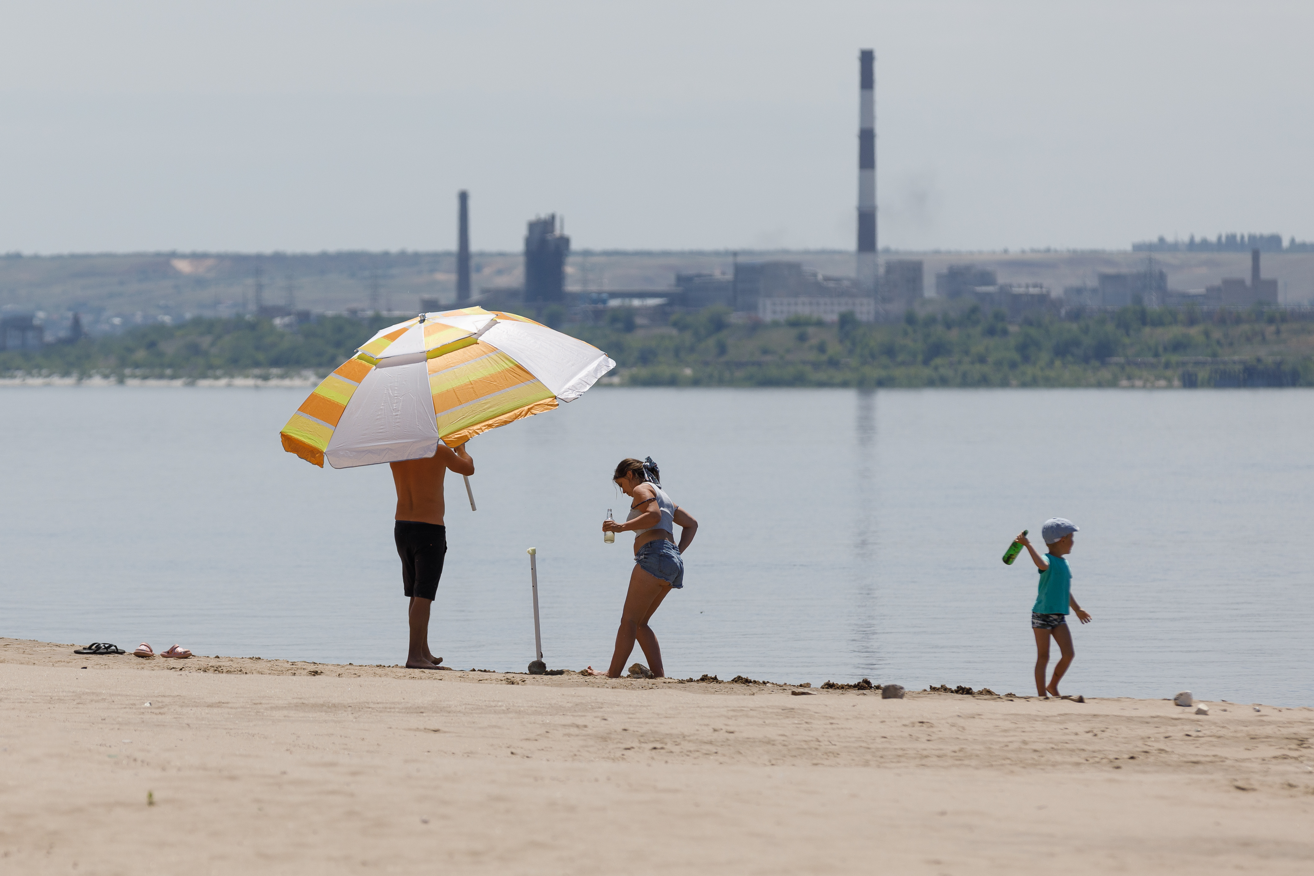 Пляжный сезон отменяется? В Волгограде продлили сбросы через Волжскую ГЭС