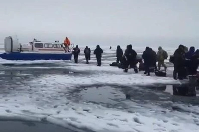 Спасение рыбаков на Финском заливе из-за трещины во льду