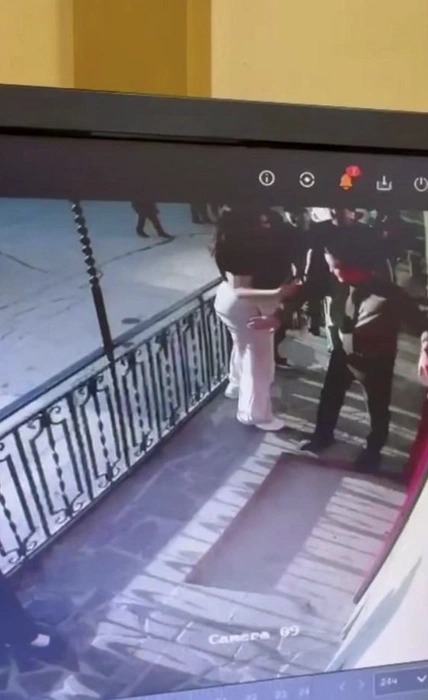 Момент разборок Туаны и полицейского | Источник: Sakha Day / T.me