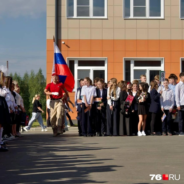 Торжественная линейка началась с выноса флага | Источник: Кирилл Поверинов / 76.RU