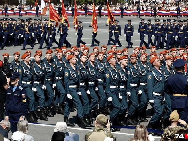 Праздничные колонны промаршировали по площади Революции | Источник: Наталья Лапцевич