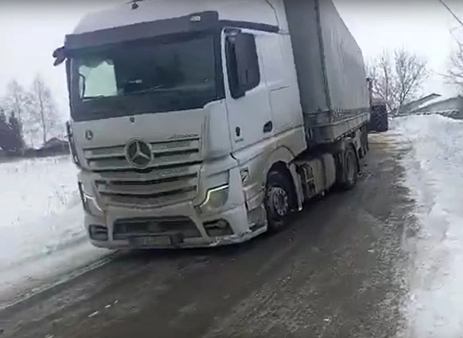 Турецкий дальнобойщик застрял в Недостоеве | ya62.ru