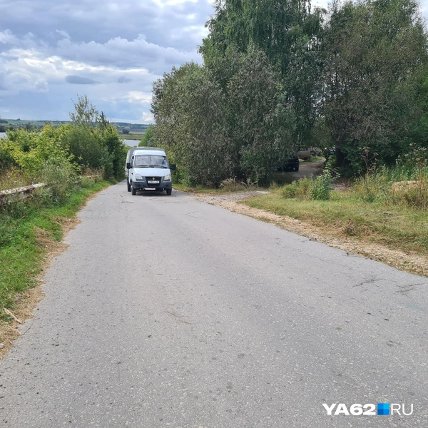 Дорога здесь довольно узкая, из-за чего водителям не так просто разъезжаться | Источник: Светлана Коновалова / YA62.RU