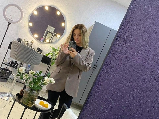 Героиня училась на юриста, однако работает в сфере красоты | Источник: Наталья Рыбина