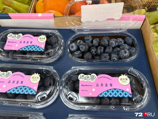 Одной из самых дорогих ягод, которые продают в Тюмени в апреле, можно назвать голубику  | Источник: Мария Токмакова / 72.RU