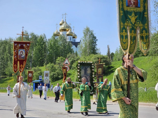 Над главными улицами разносились церковные песнопения | Источник: Юрия Чекунов / Т.me