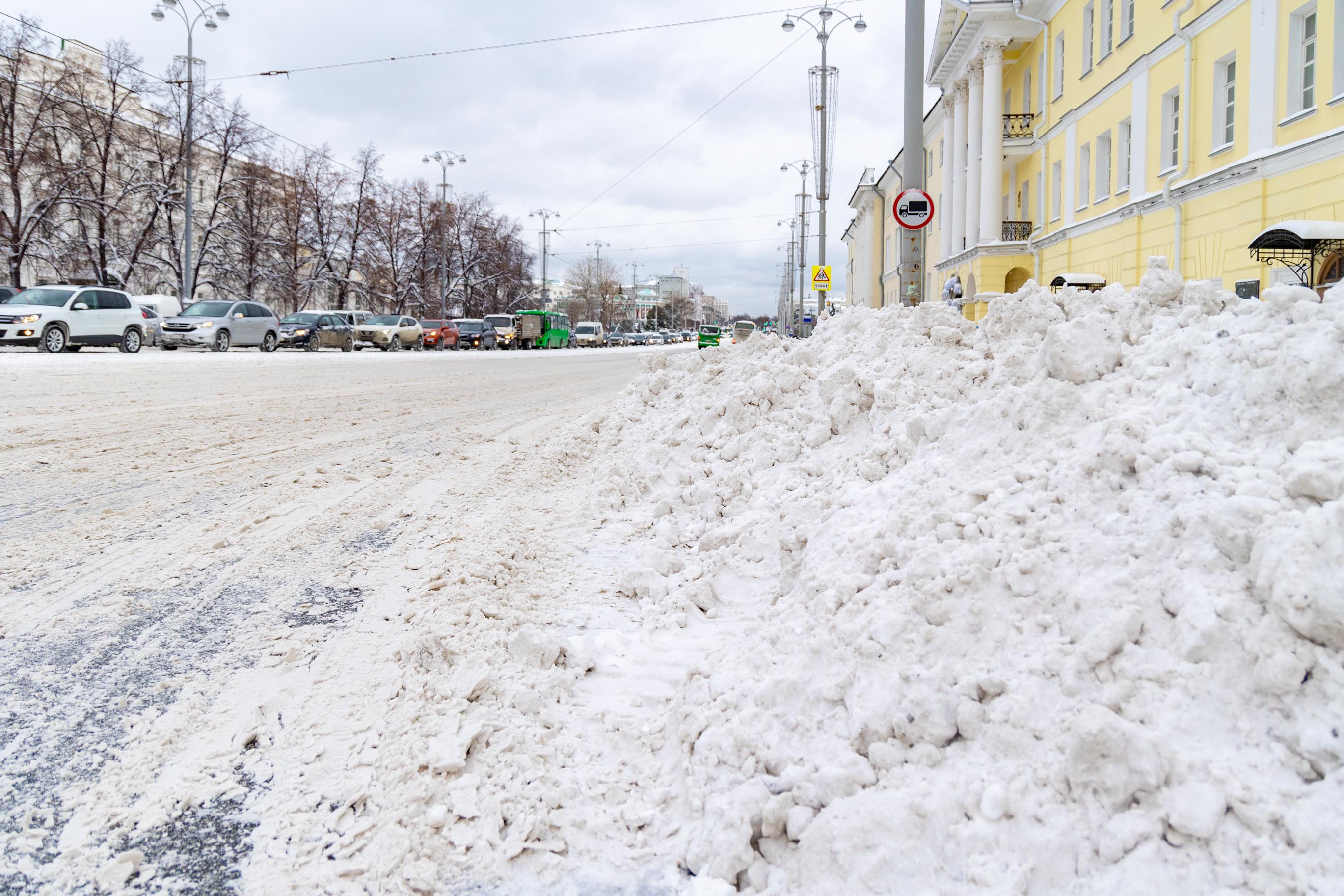 Улицы в Екатеринбурге завалило снегом, последствия аномального снегопада:  фоторепортаж - 27 декабря 2023 - Е1.ру