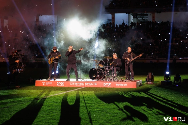 Рокеры задали настроение на весь матч | Источник: Алексей Волхонский / V1.RU