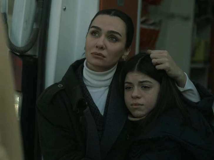 Бирдже Акалай в сериале «Кладбище» | Источник: Кадр из сериала «Кладбище»