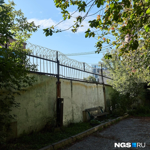 Площадка, которую получила в аренду «ВК-Строй», скрыта за высоким забором | Источник: Александр Ощепков / NGS.RU
