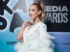 Бузова валялась на полу, Самойлова ревела из-за укладки, Седокова оголила бюст: премия «Жара Media Awards 2023»