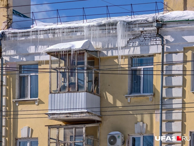 Зрелище не самое приятное, особенно если надо пройти под ними | Источник: Булат Салихов / UFA1.RU