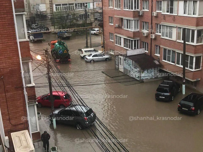 В Музыкальном уже откачивают воду | Источник: Шанхай Краснодар / T.me