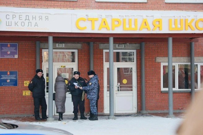 Что происходит у школы | Источник: Мария Ленц / NGS24.RU