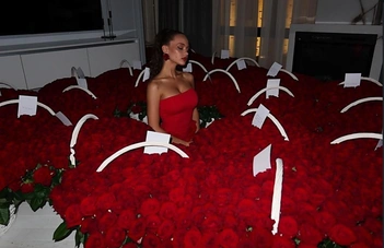 Недавно Валя представила миру свои фирменные корсеты 