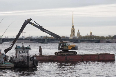 Экскаватор и водолазы работают в Неве у набережной Кутузова