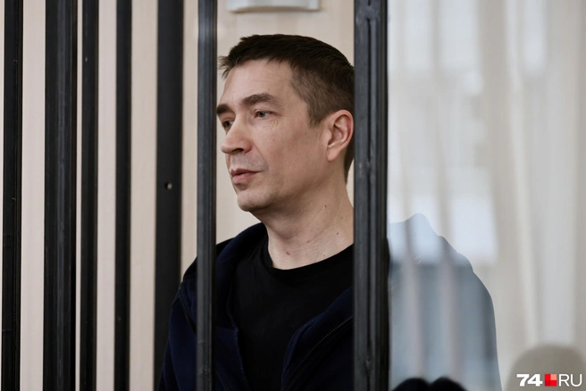 Александр Зырянов предпочел обычного адвоката и более строгий образ | Источник: Михаил Шилкин