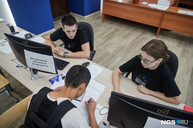 Приоритет при поступлении в местные вузы отдают тем предметам, которые востребованы в регионе: математика, физика, химия и биология. | Источник: Александр Ощепков / NGS.RU