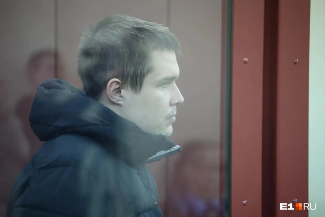 Никита Усольцев пытался отвернуться от камер, но понял, что это не имеет смысла | Источник: Владислав Лоншаков / E1.RU