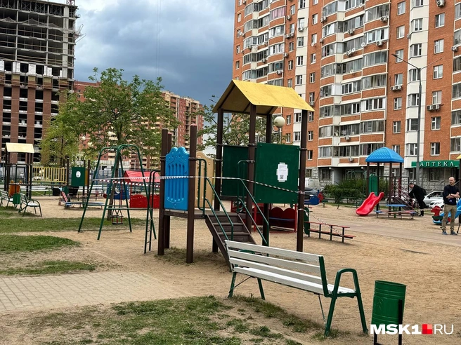 Детские площадки обнесли сигнальными лентами | Источник: Александра Какасьева / MSK1.RU