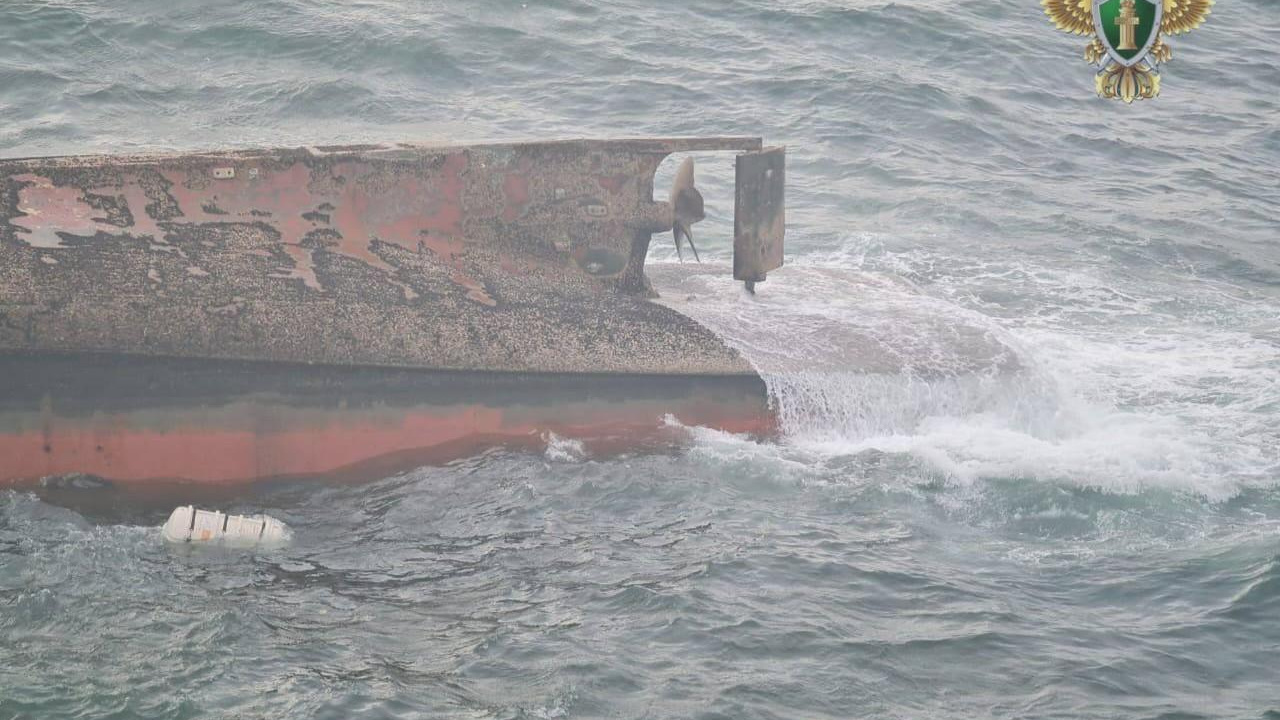 Корабль опрокинулся кверху дном на Сахалине, моряки погибли. Новости 18 октября