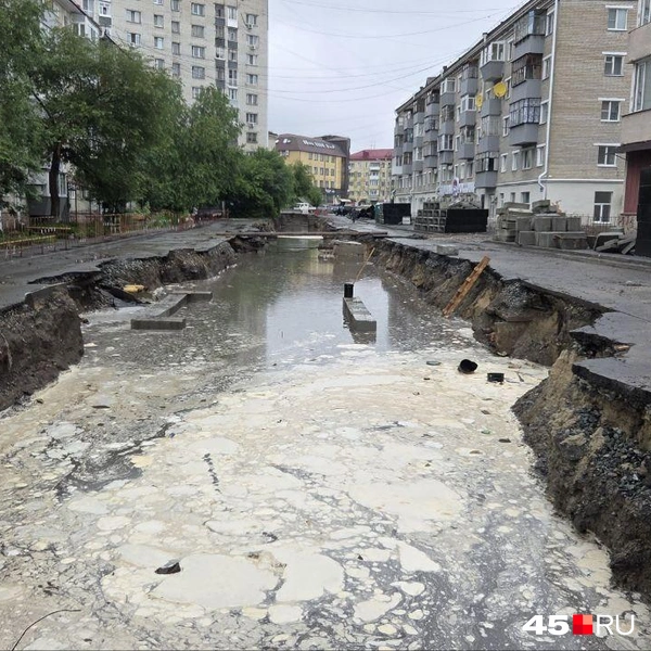 Вода затопила раскопанную теплотрассу на улице Тобольной | Источник: Алена Кисель, 45.RU