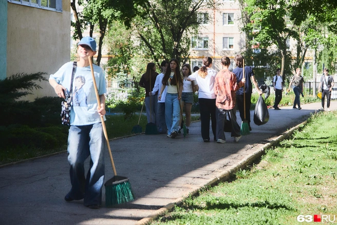 Учащиеся заботятся о своей школе | Источник: Роман Данилкин / 63.RU
