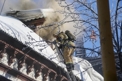 Пожар в историческом доме на Ильинской: как тушили огонь