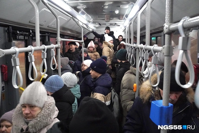 Никогда омичи не бывают так близки друг к другу, как в городском автобусе | Источник: Евгений Софийчук / NGS55.RU
