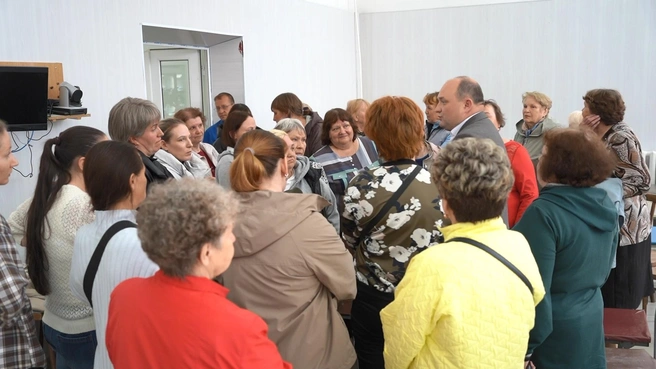 Пациенты буквально окружили главврача | Источник: ГАУЗ СО «Новолялинская районная больница» / Vk.com