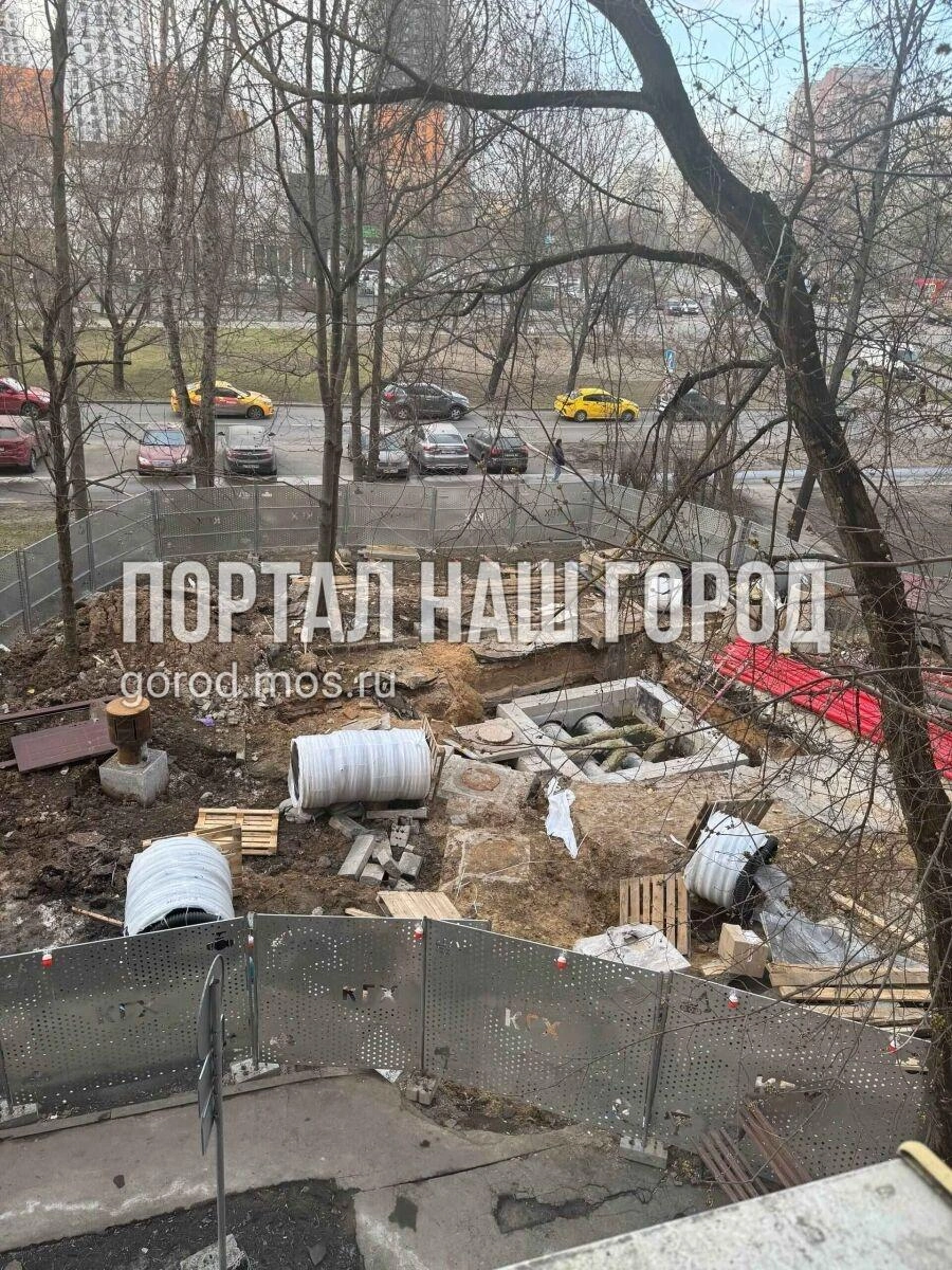Строительный мусор во дворе | Источник: gorod.mos.ru