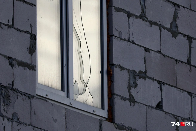 Разбитое окно осталось лишь на уровне второго этажа | Источник: Наталья Лапцевич