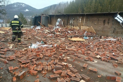 Под Красноярском фура с кирпичами перекрыла дорогу