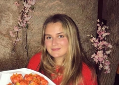 Наследница Романа Абрамовича не стесняется показывать пышные формы в откровенных нарядах