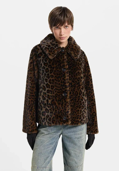 Как стилизовать самые акцентные вещи сезона: леопардовые шубы, укороченные перчатки и меховые аксессуары