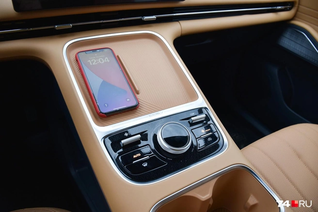 За «физическое» управление климат-контролем — жирный плюс. Сам он, правда, однозонный, а беспроводная зарядка телефона лишена охлаждения: на жаре важно не перегреть телефон (я так убил одну батарею) | Источник: Артем Краснов