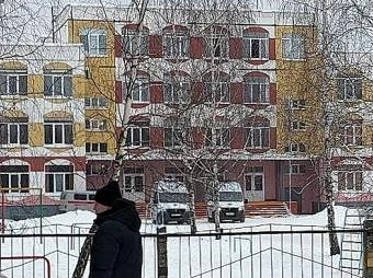 Первые кадры из школы, где 14-летняя Алина из ревности убила одноклассницу