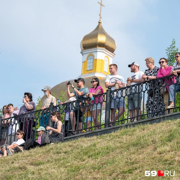 Пермяки с удовольствием снимали происходящее | Источник: Василина Любимова / 59.RU