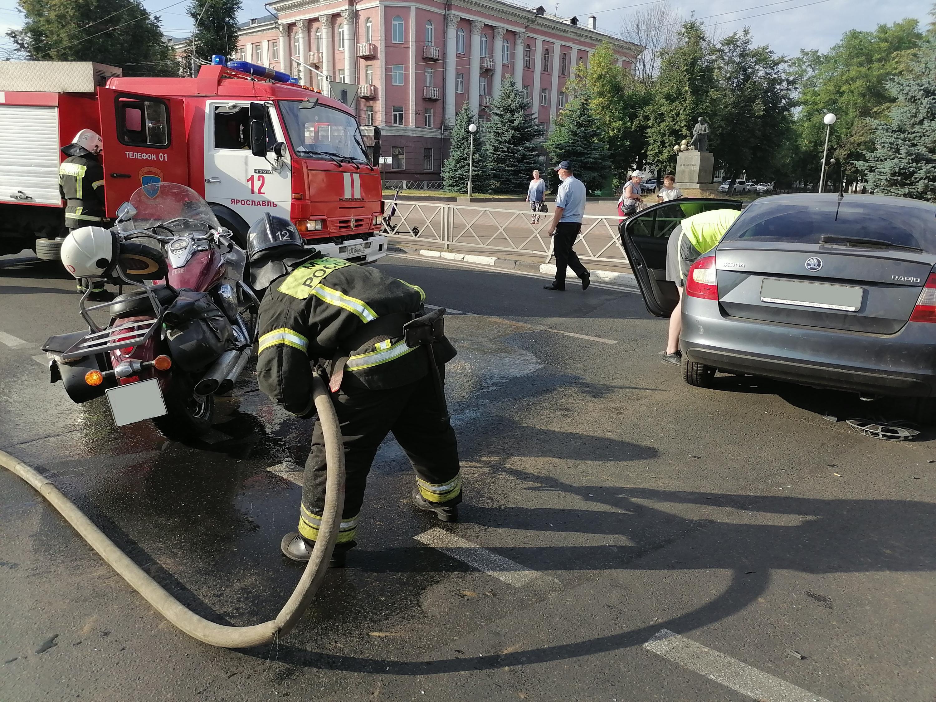 В центре Ярославля столкнулись мотоцикл и легковой автомобиль 18 июля 2021  г. - 18 июля 2021 - 76.ру