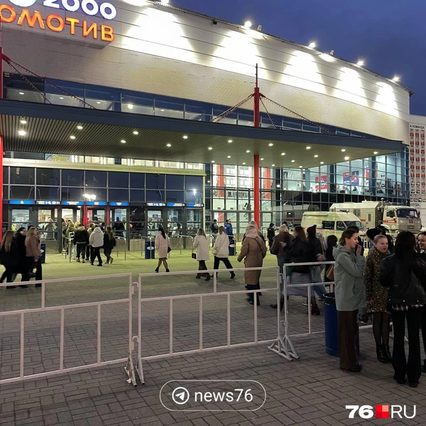 Люди столпились у «Арены-2000» | Источник: Кирилл Поверинов / 76.RU