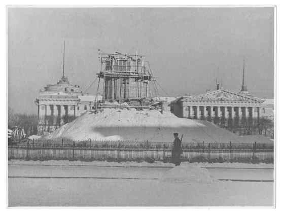 Укрытие памятника Петру I на площади Декабристов. 1942 года. Фотограф Гасилов С.Г. | Источник: КГИОП