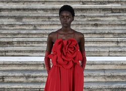 Бренд Valentino отменил проведение двух ближайших показов